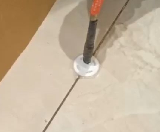 庆云瓷砖空鼓维修公司专业解答瓷砖在铺贴过程中，如果没有涂抹均匀到位的粘结材料（如水泥砂浆或瓷砖胶），可能会导致以下问题
